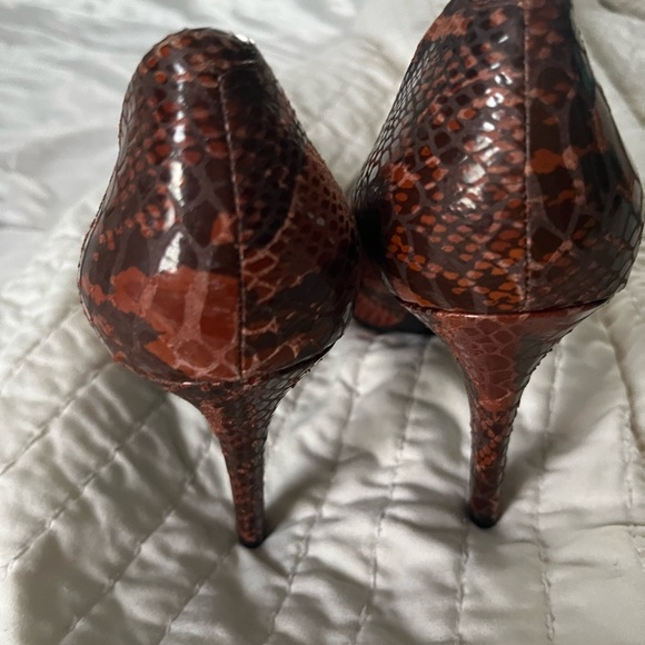 Brown snake print BCBG Paris pumps. - Picture 4 of 8